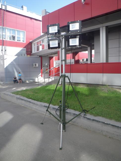 Прожекторная мачта с четырьмя прожекторами